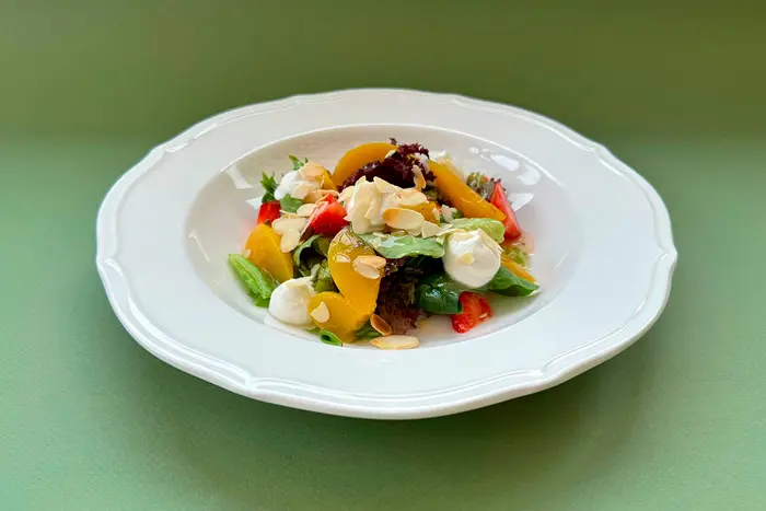 Салат с клубникой, персиком и мягким сыром