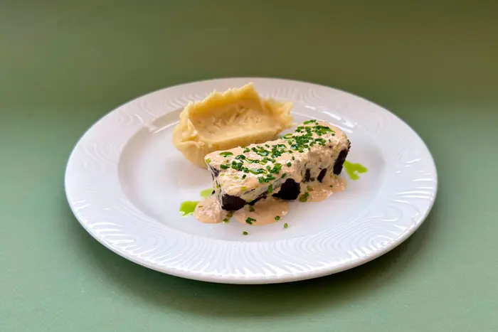 Томленый брискет с картофелем айоли и соусом халапеньо